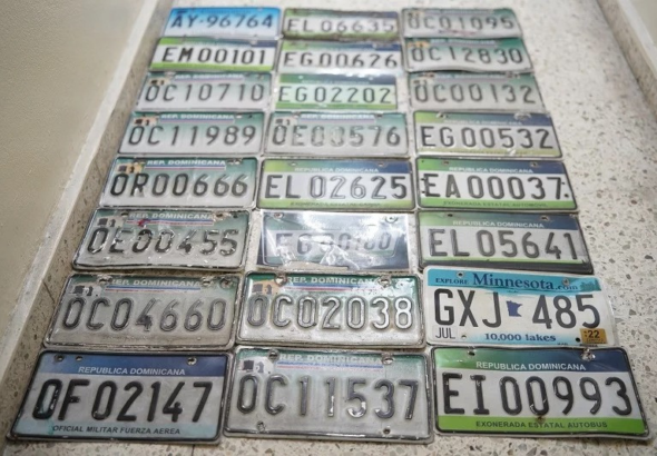 Tránsito vehicular en Santo Domingo con un enfoque en las placas oficiales y gubernamentales reguladas por la DGII