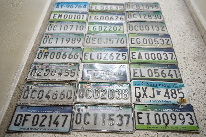 Tránsito vehicular en Santo Domingo con un enfoque en las placas oficiales y gubernamentales reguladas por la DGII