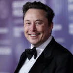 Elon Musk exponiendo en una conferencia sobre los riesgos existenciales y el futuro de la Inteligencia Artificial.