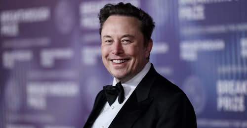 Elon Musk exponiendo en una conferencia sobre los riesgos existenciales y el futuro de la Inteligencia Artificial.