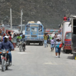 Inspección de contenedores de carga comercial en un puesto fronterizo de la República Dominicana.