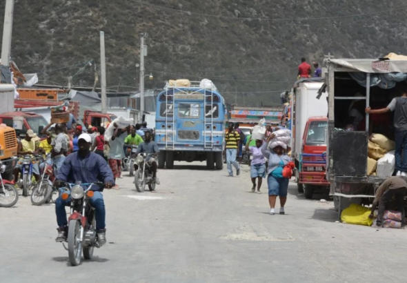 Inspección de contenedores de carga comercial en un puesto fronterizo de la República Dominicana.