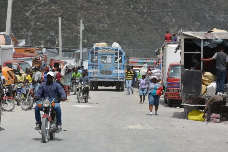 Inspección de contenedores de carga comercial en un puesto fronterizo de la República Dominicana.