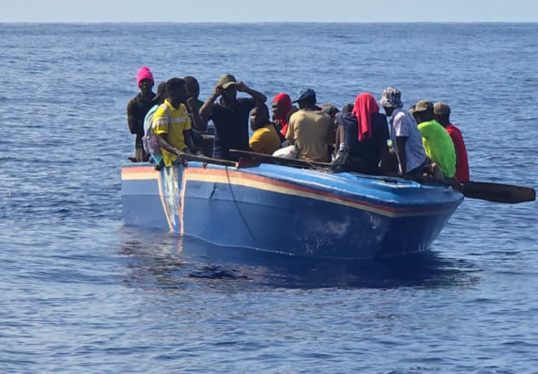 Frenan en alta mar yola averiada con 38 ciudadanos haitianos al noroeste de Isla Cabra