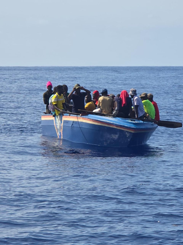 Frenan en alta mar yola averiada con 38 ciudadanos haitianos al noroeste de Isla Cabra
