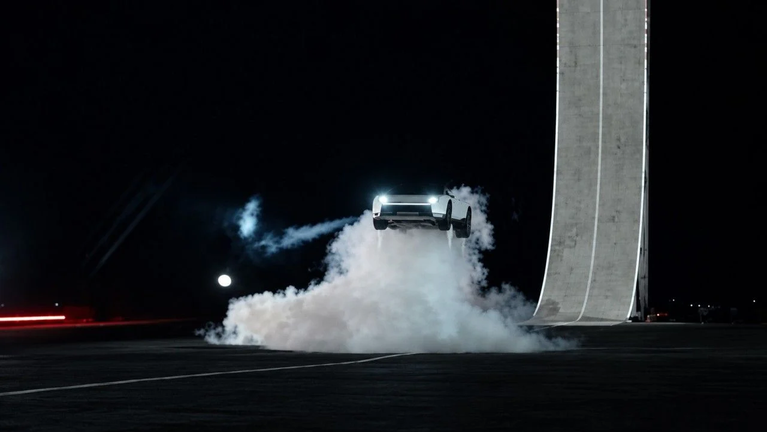 Musk exhibe un Tesla Roadster que se eleva por instantes