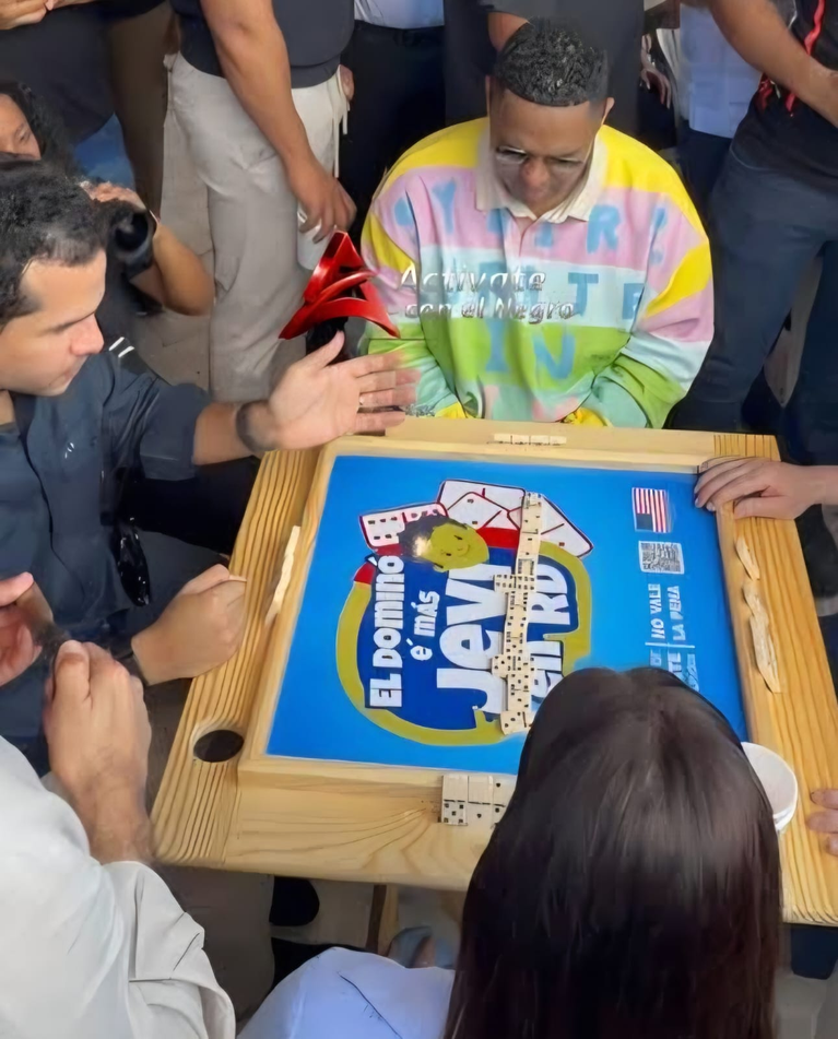 Omar, Gonzalo y Alofoke coinciden en Baní con la embajadora