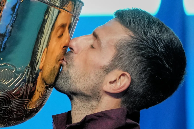 Djokovic gana el Abierto de China tras retiro de De Miñaur