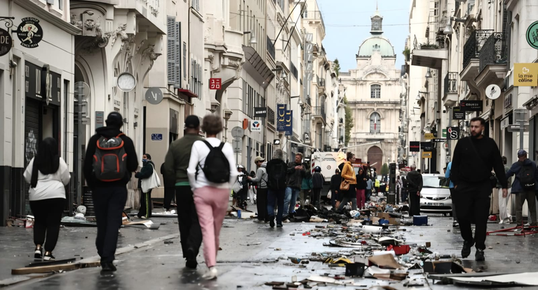 Policía dispersa nueva protesta con gases en París