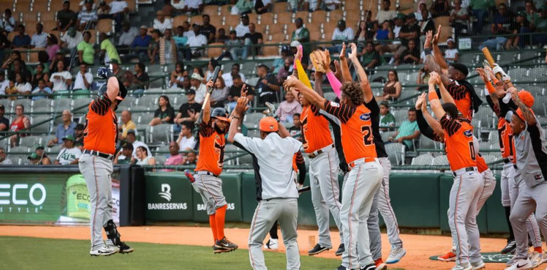 Toros vencen 6-4 a las Estrellas con jonrones y relevo clave
