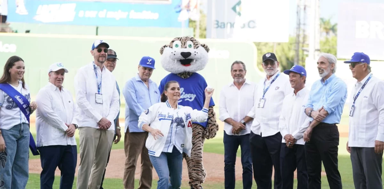 Embajadora de EE. UU. lanza primera bola en Licey-Escogido