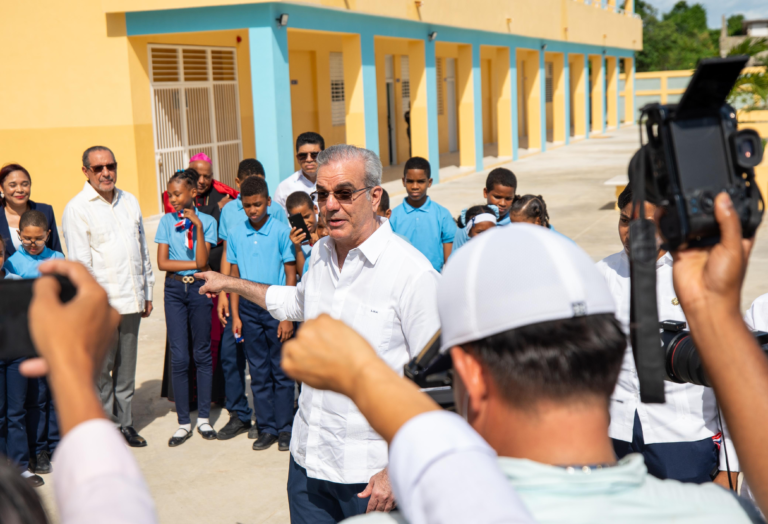 Abinader a prófugos con orden de arresto: "Que se entreguen ya"