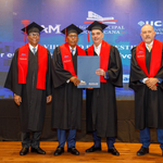 Abinader encabeza graduación de 50 profesionales en homenaje a su padre