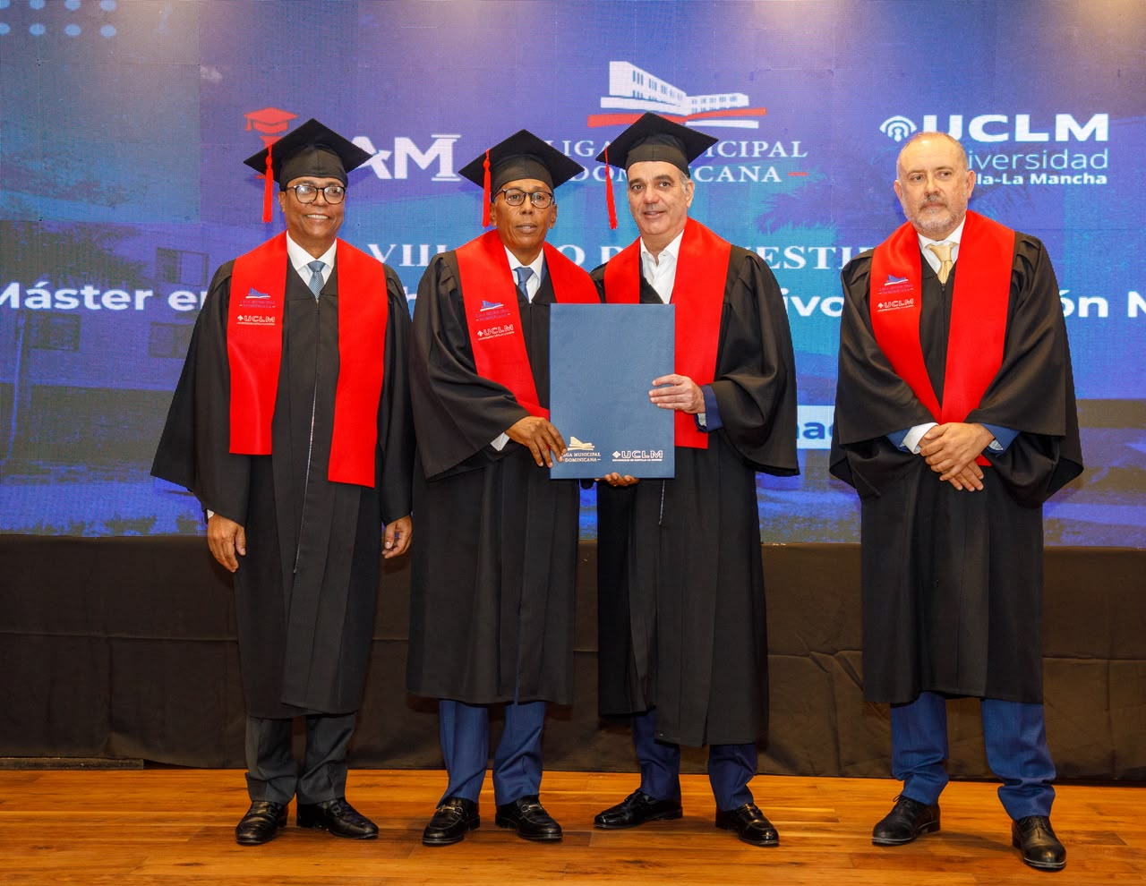 Abinader encabeza graduación de 50 profesionales en homenaje a su padre