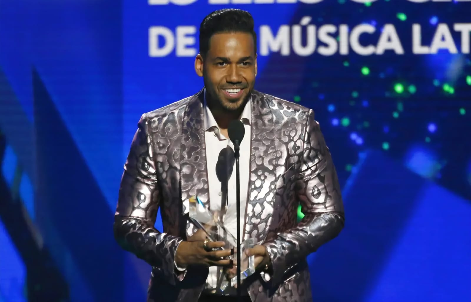 Romeo Santos gana cuatro Premios Billboard de la Música Latina 2026