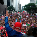 Lula y Flávio Bolsonaro cierran campaña ante una reñida segunda vuelta en Brasil