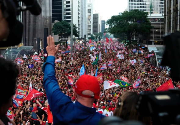 Lula y Flávio Bolsonaro cierran campaña ante una reñida segunda vuelta en Brasil