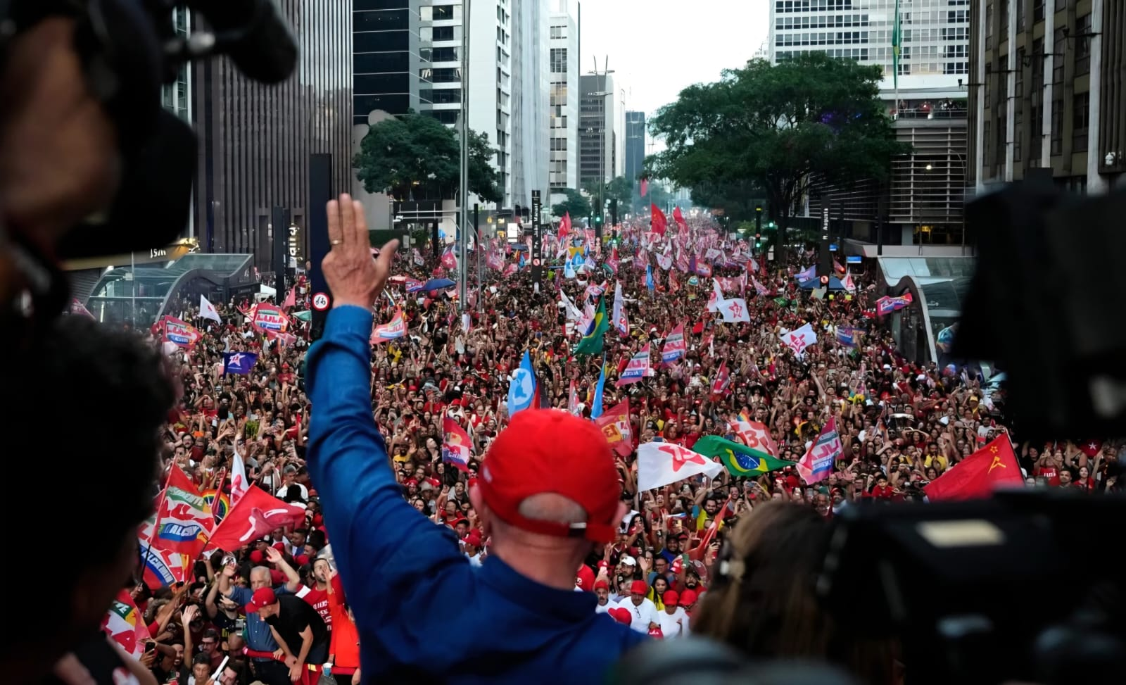 Lula y Flávio Bolsonaro cierran campaña ante una reñida segunda vuelta en Brasil