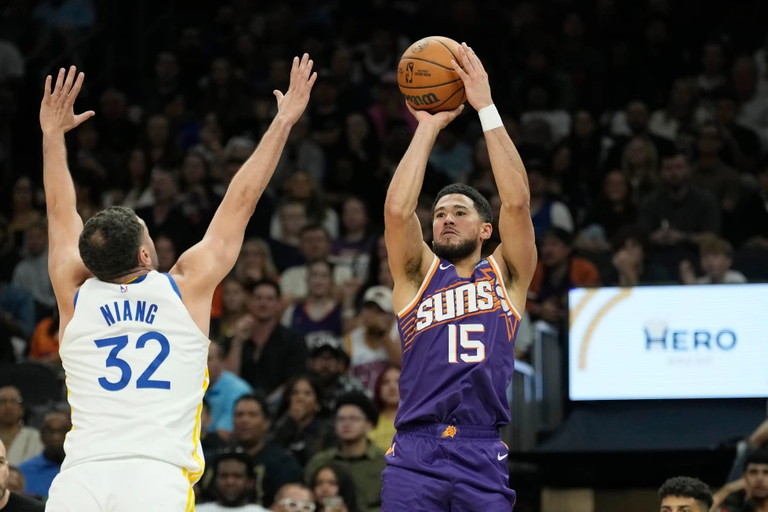 Devin Booker anota 43 puntos y los Suns derrotan a los Warriors