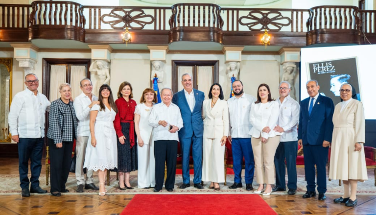 Abinader entrega Premios al Adulto Mayor a Ellis Pérez