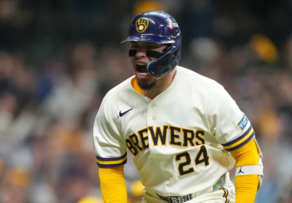 Cerveceros vencen 3-2 a Padres en polémico inicio de serie
