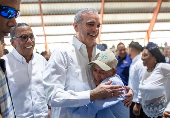 Abinader lanza el plan "Fogones por leña" en San José de Ocoa