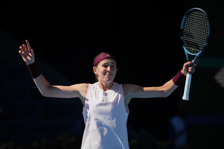 Djokovic rompe récord de Nadal y Sabalenka cae en Beijing
