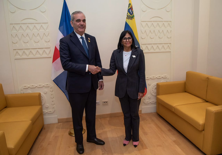 Abinader y Delcy Rodríguez negocian compra de combustibles en Roma