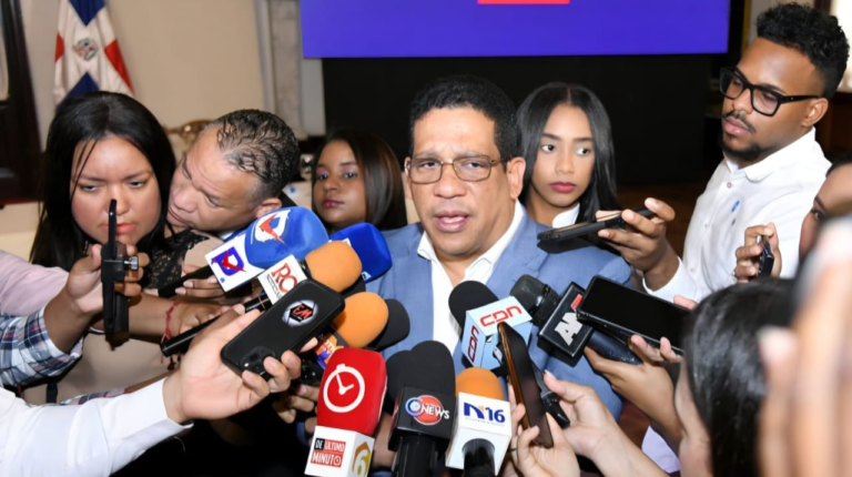 INABIE: Carlos Pimentel tilda de "ignorantes" al PLD por quejas