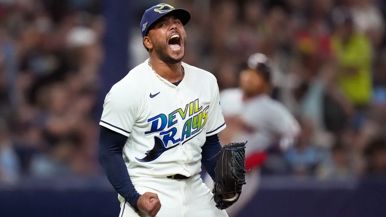 Freddy Peralta domina a Cleveland y Rays empatan la serie