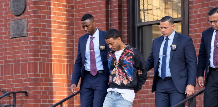 Llevan a tribunales a acusados de apuñalar a detective dominicano en NY