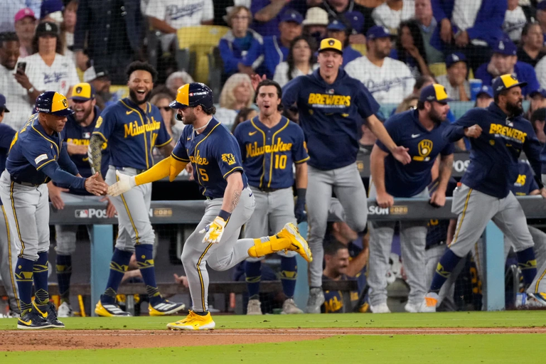 Cerveceros dejan a Dodgers al borde de la eliminación