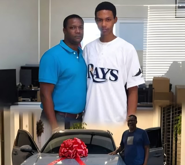 Cristopher Sánchez regala una Honda CR-V a su mentor