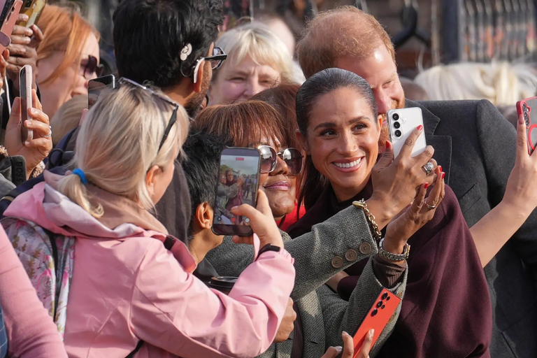Enrique y Meghan reciben vítores en Reino Unido