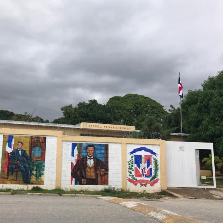 ¡Sin protección! Hombre armado con machete desata el caos en escuela de Barahona que operaba sin Policía Escolar
