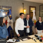 David Collado y Daniel Scioli firmando acuerdo de turismo deportivo en la FIT Buenos Aires