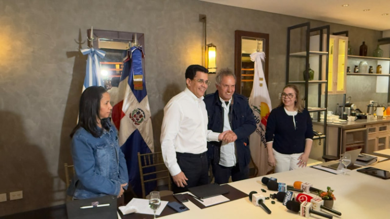 David Collado y Daniel Scioli firmando acuerdo de turismo deportivo en la FIT Buenos Aires