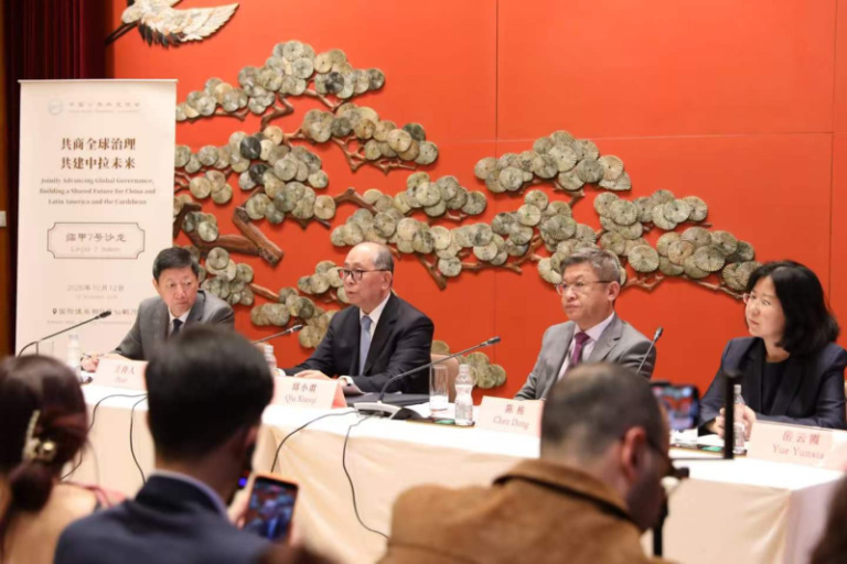 Portavoz de la Cancillería de China, Mao Ning, emitiendo declaraciones sobre las sanciones a ministros de América Latina.