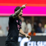 Ráfaga histórica: El astro argentino destruye la defensa de Georgia en el Mercedes-Benz Stadium.