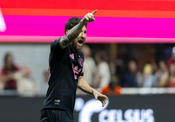 Ráfaga histórica: El astro argentino destruye la defensa de Georgia en el Mercedes-Benz Stadium.