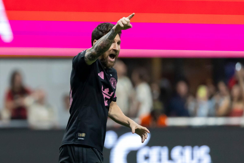 Ráfaga histórica: El astro argentino destruye la defensa de Georgia en el Mercedes-Benz Stadium.