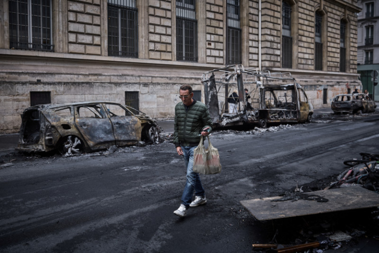 Francia impone toques de queda ante brutales disturbios y saqueos masivos
