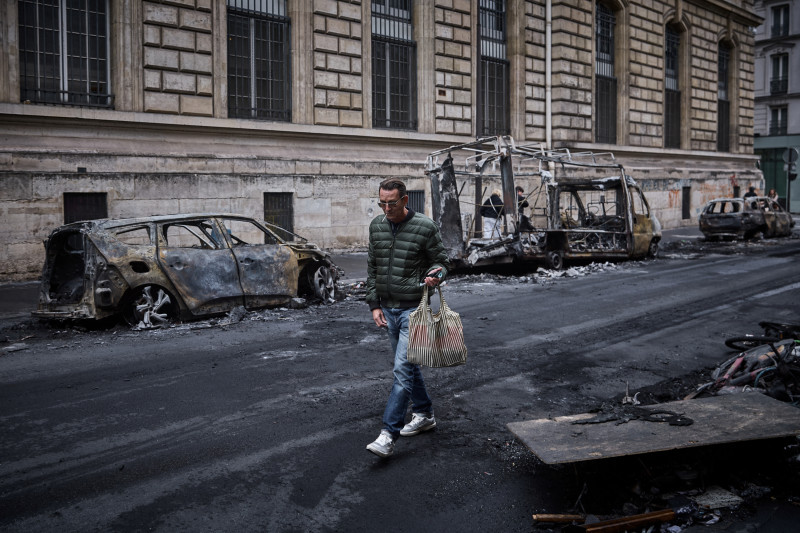 Francia impone toques de queda ante brutales disturbios y saqueos masivos