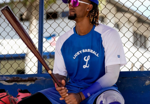 El jardinero de los Tigres del Licey, Kevin Alcántara, celebrando tras conectar cuadrangular en la LIDOM.