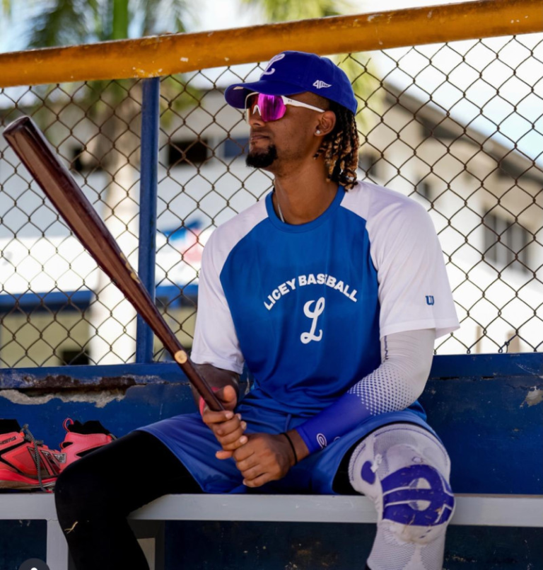 El jardinero de los Tigres del Licey, Kevin Alcántara, celebrando tras conectar cuadrangular en la LIDOM.