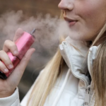 Personas expuestas al vapor de cigarrillos electrónicos en la terraza de un restaurante