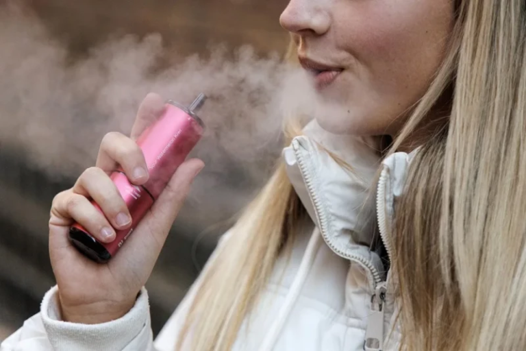 Personas expuestas al vapor de cigarrillos electrónicos en la terraza de un restaurante