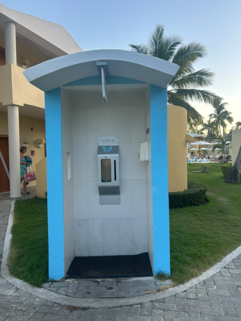 Turista utilizando envase reutilizable de agua filtrada en un hotel sostenible de República Dominicana